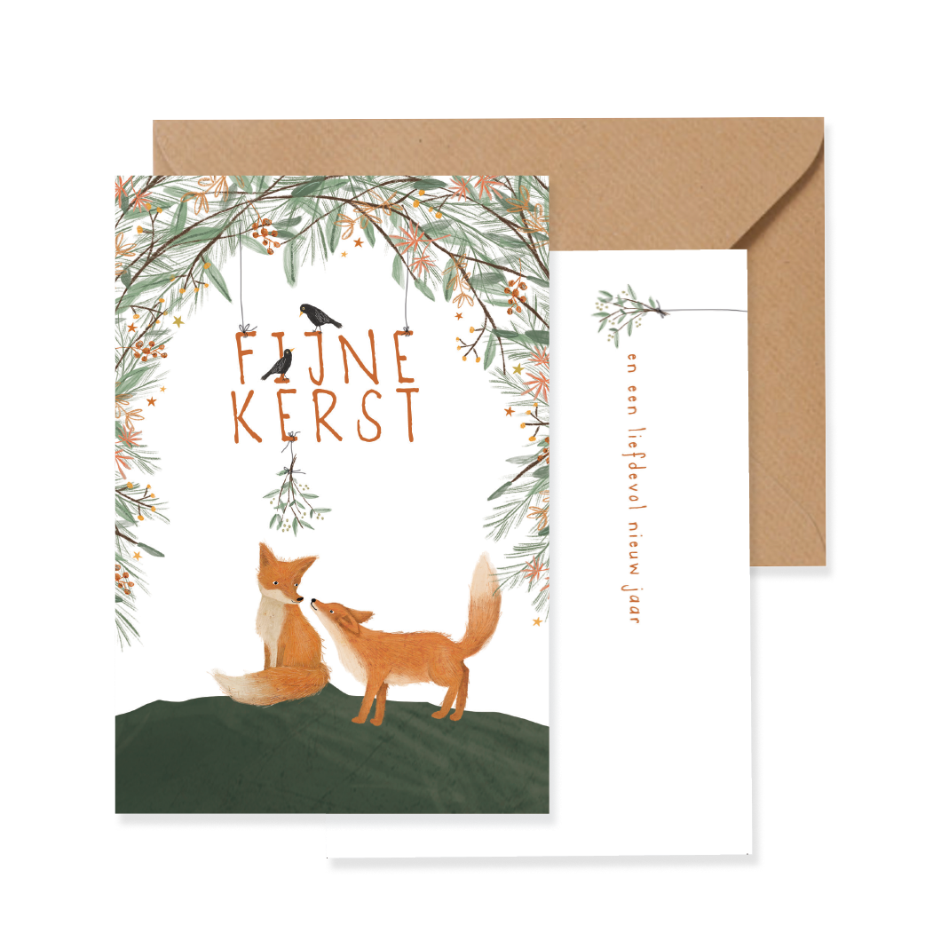 Kerstkaartje met illustraties van twee vosjes onder de mistletoe. Een mooie kerstkrans omringt ze en er kijken twee mereltjes toe.