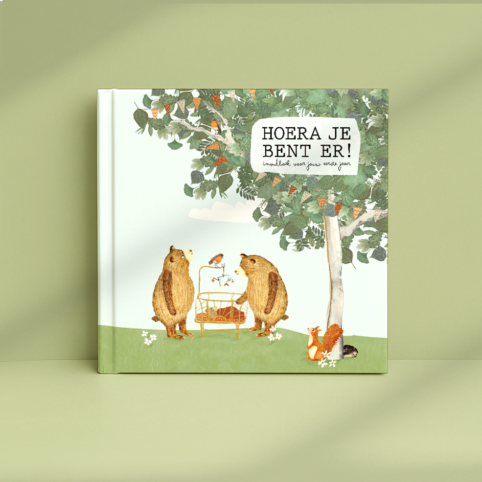 Geïllustreerd babyinvulboek, cover met beren en een wiegje in het bos.