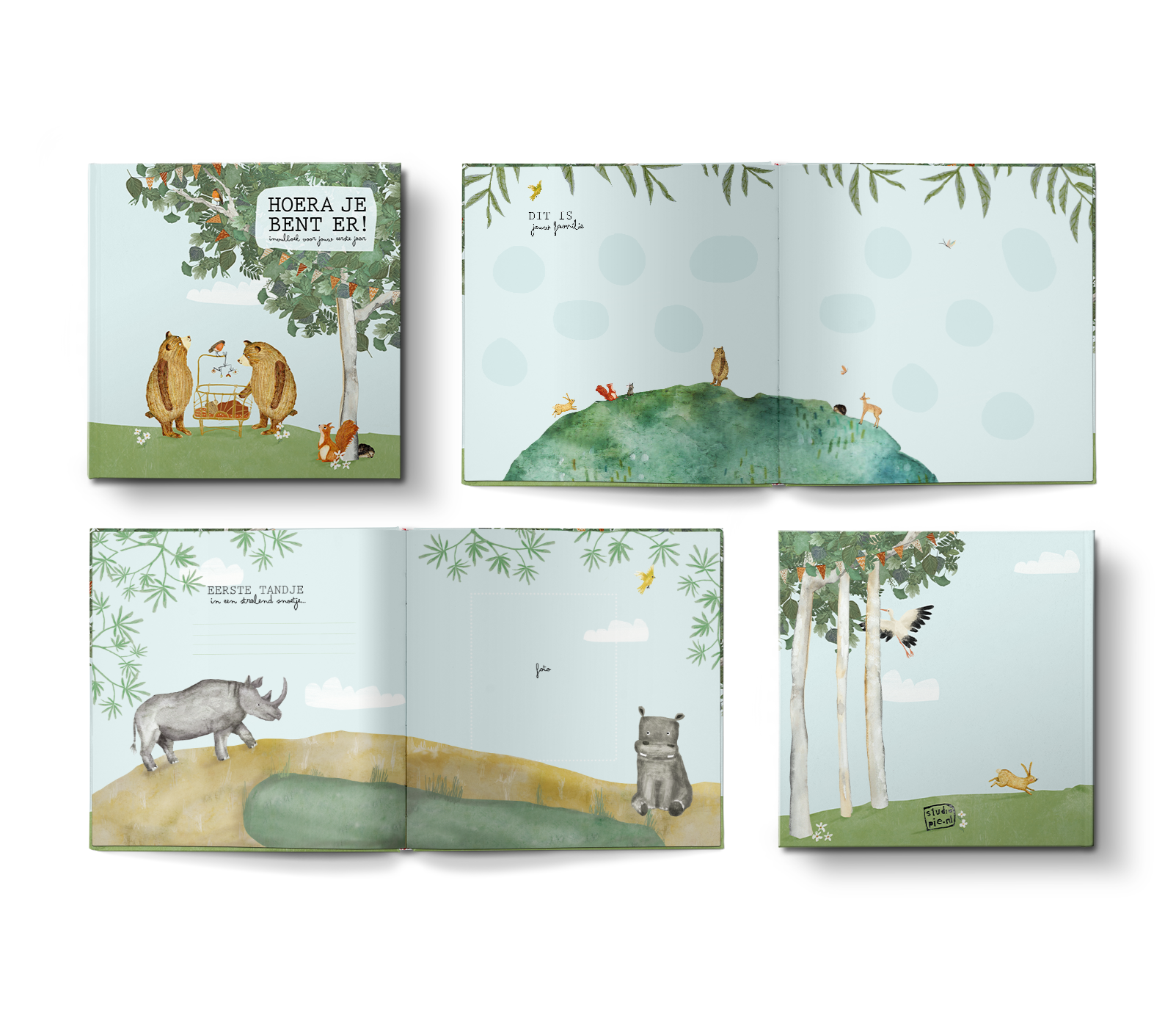 Babyinculboek, met cover met twee beren bij een wiegje in het bos en twee afbeeldingen van de binnenzijde. 
