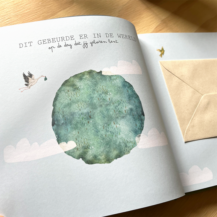 pagina uit het babyinvulboek, met dit gebeurde er in de wereld. Met een envelop voor de voorpagina van de krant.