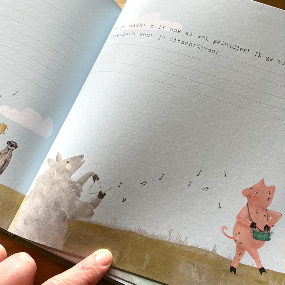 Babyinvulboek illustratie binnenzijde, een schaap met triangel en varken met trommel.