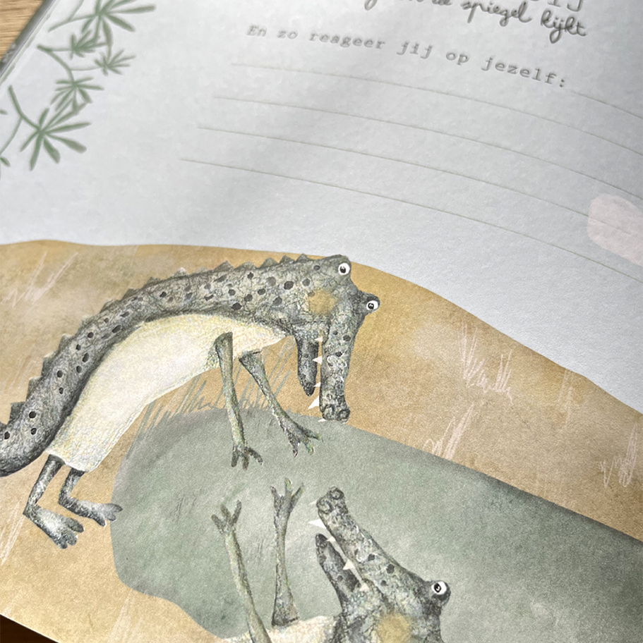 Illustratie van krokodil die in het water spiegelbeeld van zichzelf ziet, pagina van het babyinvulboek 